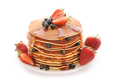带草莓和蓝莓的煎饼蜂蜜白色服务盘子营养红色水果蛋糕小吃食物图片