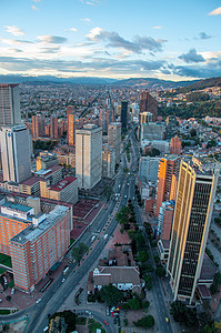 波哥大市中心建筑学国家旅行街道景观大街天空建筑蓝色城市背景图片
