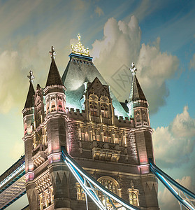 日落时塔桥灯和颜色与云伦敦首都反思游客天空旅游吸引力蓝色王国地标石头图片