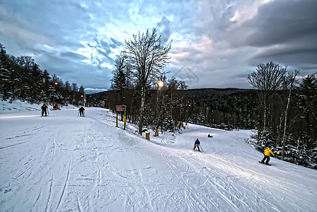 在下山的滑雪中村庄夜行旅游天空森林高山光灯粉末滑雪者酒店图片