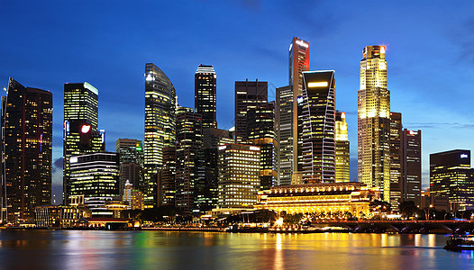 黄昏的新加坡市商业景观旅游金融天空蓝色中心建筑摩天大楼城市图片