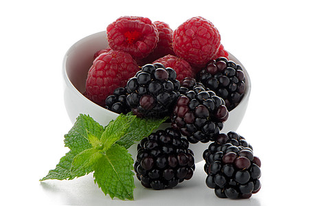白碗红水果紫色黑色绿色甜食叶子浆果图片