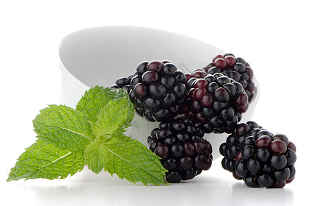 白碗黑莓叶子紫色黑色甜食浆果绿色图片
