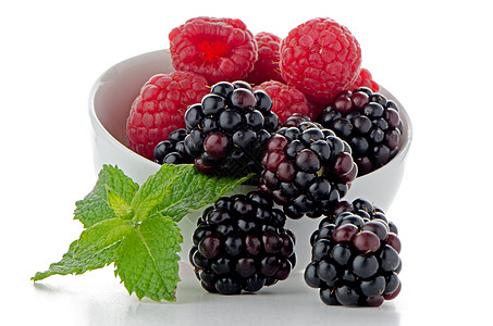 白碗红水果叶子黑色绿色紫色浆果甜食图片