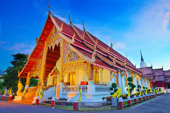 泰国清迈日落时的寺庙天空雕像精神工匠古董运气佛教徒祷告文化金子图片