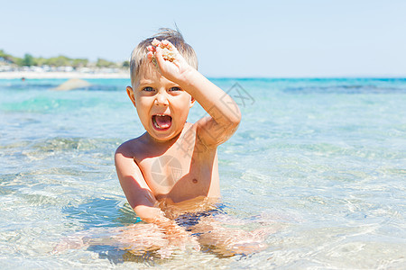 可爱的男孩在海上玩耍家庭竞赛旅行婴儿臂章护腕快乐热带男生图片
