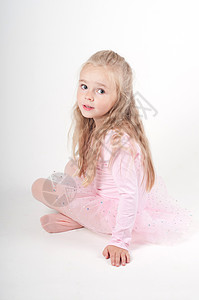 芭蕾舞者坐在地上儿童童年粉色戏服裙子芭蕾舞工作室快乐孩子短裙图片