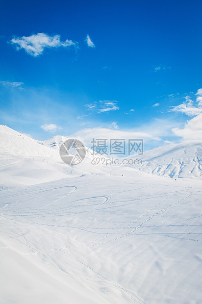 明亮的冬天天雪山岩石天空太阳山脉阳光白色冰川蓝色滑雪全景图片