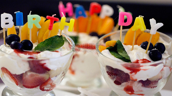 甜点蜡烛生日快乐蛋糕蓝色燃烧小吃奶油烘焙庆典派对火焰字母图片