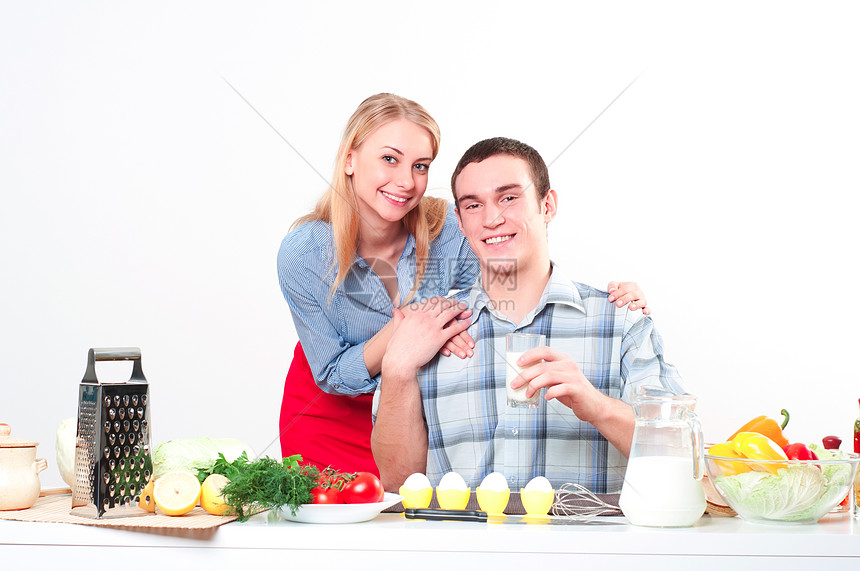 妻子给丈夫吃一顿饭互动女性笑声厨房早餐牛奶快乐环境男性幸福图片
