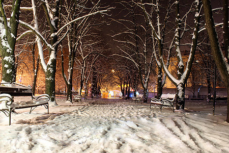 冬季公园雪堆季节降雪城市风景街道树木灯笼大街长椅图片