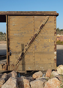 站立在道具上的废弃木制铁路车的详情图片