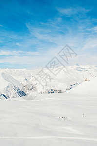 明亮的冬天天雪山全景岩石风景蓝色山脉顶峰旅行冰川太阳天空图片