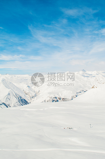 明亮的冬天天雪山全景岩石风景蓝色山脉顶峰旅行冰川太阳天空图片