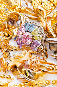大量金首饰的收藏礼物奢华钻石石头宏观金属珠子金子配件连锁店图片