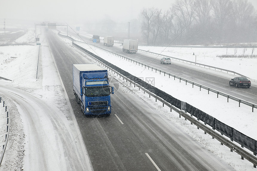 雪地高速公路速度过境运输货运通勤者货车旅行沥青驾驶基础设施图片