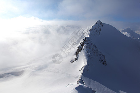 平面顶部高山暴风雪旅行蓝色运动顶峰滑雪岩石风景太阳图片