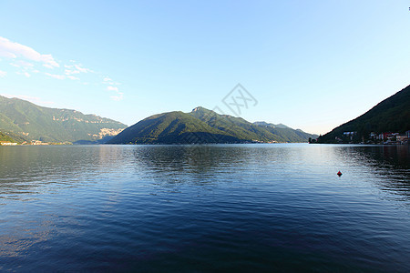 湖水湖景观行人爬坡村庄反射天空旅游布雷旅行假期全景图片