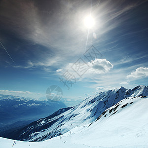 山上有高山顶峰滑雪旅游太阳全景风景暴风雪爬坡冰川季节图片