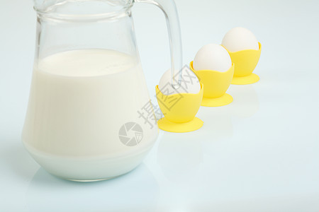 牛奶在玻璃罐子和鸡蛋里瓶子液体养分杯子杂货店铺奶油烹饪奶制品面包图片