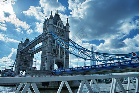 著名的塔桥 在阳光明媚的秋天清晨 英国伦敦运输旗帜纪念碑旅行花岗岩城市地标历史首都天空图片