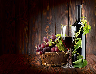 木制背景的葡萄酒图片