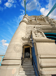 伦敦塔大桥的强大建筑结构天空国家纪念碑反射蓝色花岗岩运输历史城市首都图片
