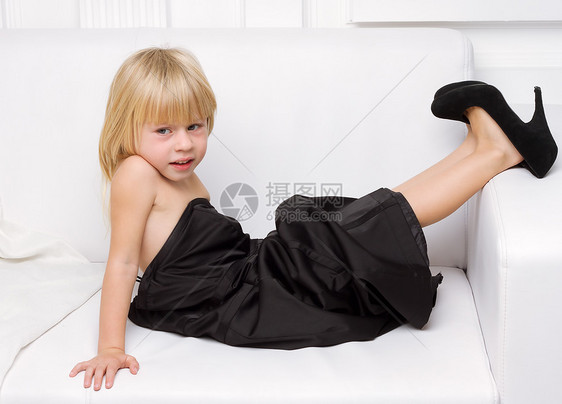 小女孩在试穿大鞋子地面冒充幸福喜悦高跟鞋快乐裙子工作室女性沙发图片