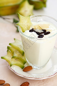以杏仁和恒星水果制成的酸奶日常用品早餐木头葡萄干低热量干果福利甜点低脂肪食物图片