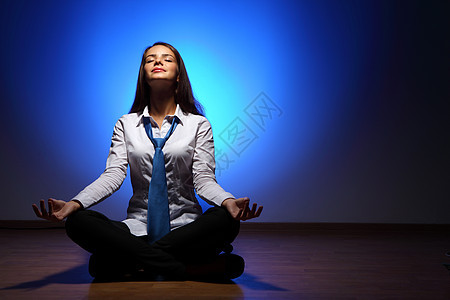商业妇女冥想脉轮瑜伽女性商务蓝色场景活力办公室人士情感图片