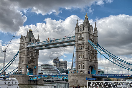 著名的塔桥 在阳光明媚的秋天清晨 英国伦敦历史地标天空运输旅行国家吸引力首都石头花岗岩图片