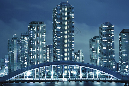 东京夜间反射蓝色建筑学天际金属调子摩天大楼图片