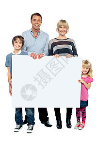 活跃的年轻家庭显示空白广告板图片