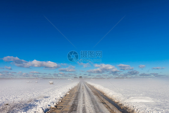 Coutryside有雪路的雪路图片