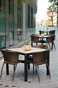 伦敦街头咖啡店午餐用餐桌子街道食堂人行道城市座位玻璃椅子图片