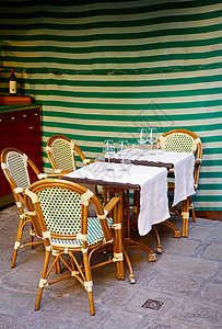 威尼斯街头咖啡店小酒馆桌子座位街道餐厅椅子人行道旅游午餐服务图片