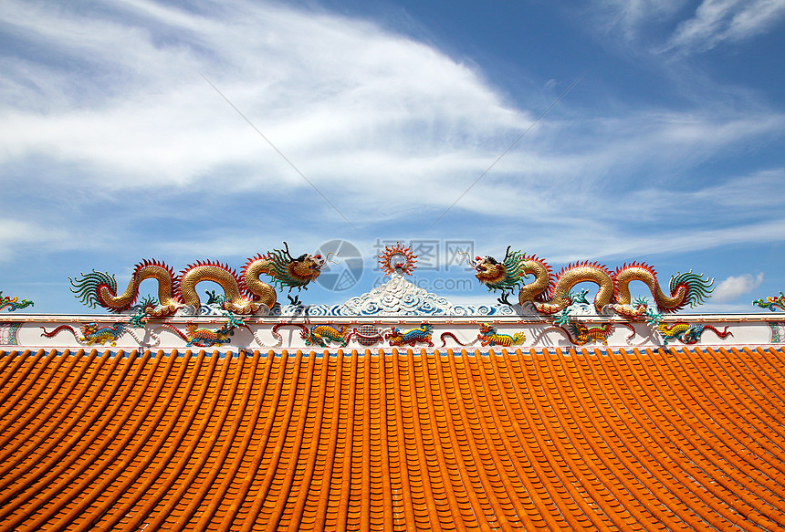 中国神庙顶楼的双龙雕像图片