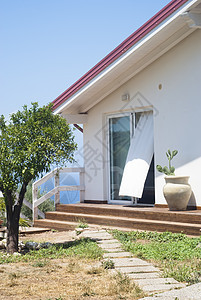 现代化现代设计房反射草地蓝色花园艺术天空窗户房子生活阁楼图片