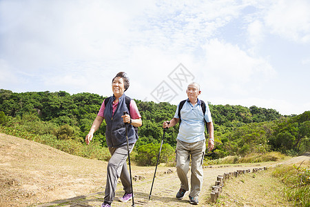 快乐的年老夫妇徒步旅行图片