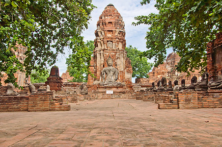 Ayutthaya被毁坏的古老寺庙中的大佛像佛教徒宗教天空古董旅行地标宝塔热带王国历史图片