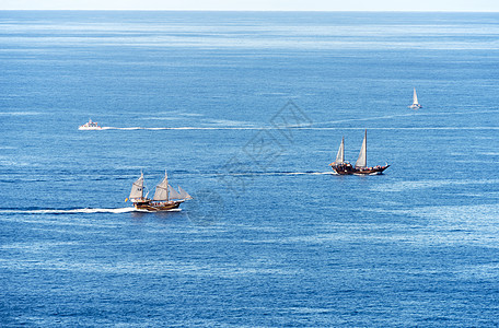 海上船只护卫舰白色汽艇地平线巡航速度旅行木头船舶航行图片