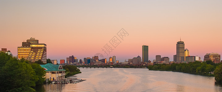 波士顿 剑桥和查尔斯河之景天空蓝色摩天大楼树木市中心城市办公室地标建筑物财富图片
