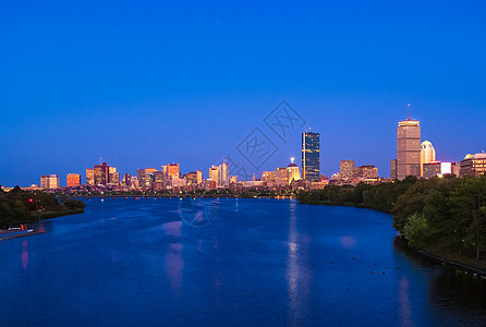 波士顿 剑桥和查尔斯河之景办公室建筑物市中心蓝色建筑船库摩天大楼城市天空地标图片