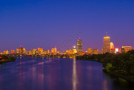 波士顿 剑桥和查尔斯河之景建筑学黑暗城市景观市中心建筑船库天空建筑物树木图片