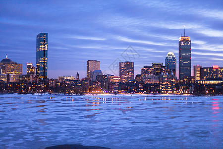 黎明时分在波士顿后湾景观城市建筑摩天大楼天际办公室天空蓝色反射图片