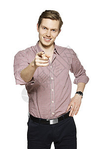 白人背景的年轻男子手臂模特微笑红色人类上班族快乐学生衬衫时装图片