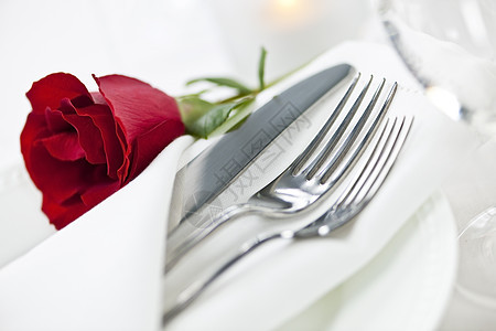 浪漫晚餐会餐巾桌子银器刀具玫瑰盘子用餐桌布菜肴器皿图片