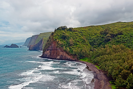 夏威夷大岛的波lulu河谷海滩海浪冲浪岩石观察点梳理悬崖地方黑沙图片