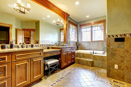 豪华的大型主浴室 在山上家园地面玻璃窗户建筑师房间洗手间木头淋浴房地产浴缸图片