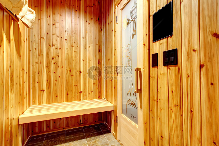 用雪松木墙和长凳进行家用桑拿浴缸图片